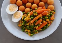 Dusena-zelenina-mrkev-hrasek-kukurice-varene-vejce-bramborove-krokety