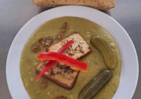 Hrachova-kase-s-tofu-cibulkou-a-steril.-okurkou-pecivo