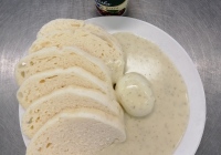 Koprová omáčka, vařené vejce, kynutý knedlík