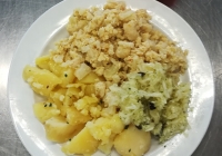 Květák na mozeček, vařený brambor, zeleninový salát