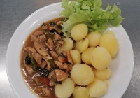 Masova-smes-olivy-zampiony-paprika-vareny-brambor