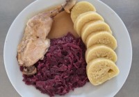 Pecene-kureci-stehno-dusene-cervene-zeli-bramborovy-knedlik