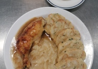 Pecene-kureci-stehno-dusene-zeli-karlovarsky-knedlik