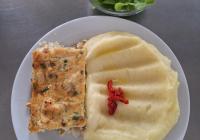 Rybi-nakyp-s-vejci-bramborova-kase-zeleninova-prizdoba