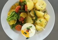 Sázené vejce, dušená zelenina na másle, vařený brambor