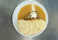 Svíčková na smetaně, houskový knedlík