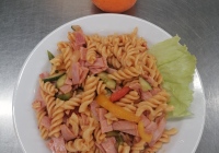 Testovinovy-salat-se-sunkou-a-zeleninou