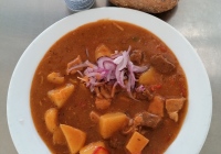 Uherský guláš (vepř.+ hov. maso, brambory, rajčata, paprika), pečivo (sójová bulka)