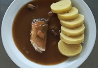 Vepřová plec na houbách, bramborový knedlík