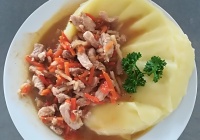 Vepřové nudličky na zelenině (mrkev, celer), bramborová kaše