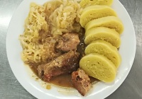 Vepřové výpečky, dušené zelí, bramborový knedlík