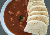 Vepřový guláš, celozrnný knedlík