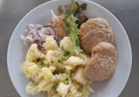 Veprenky-s-cibuli-a-horcici-vareny-brambor