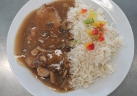 Veprovy-platek-na-zampionech-dusena-ryze