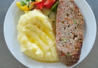 Zahradnická sekaná se sójou (vepř. a hov. maso, soj. gran., hrášek, mrkev, paprika), brambor. kaše